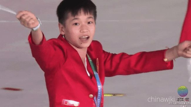 The lens of the opening ceremony focused on Quan hongchan, who acted as the flag bearer of Guangdong and was amazing in skirts