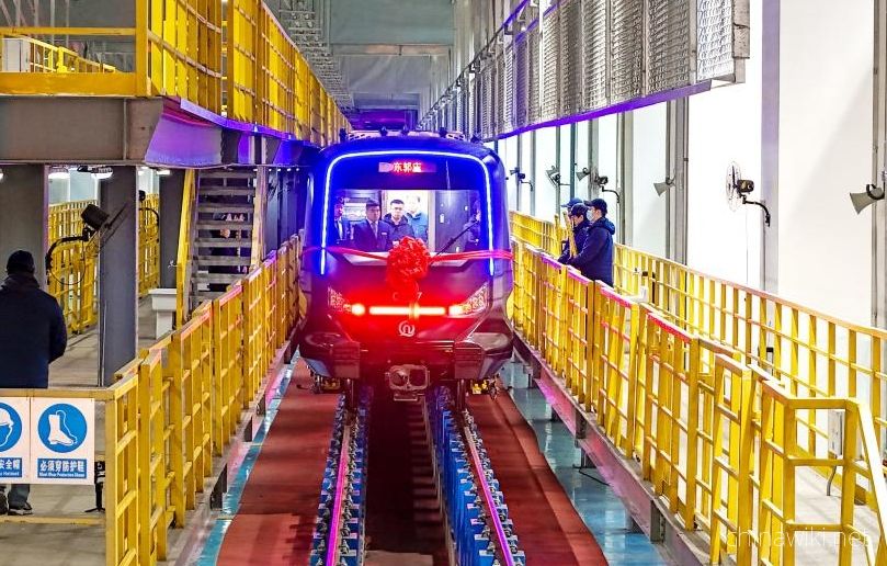 The world's first carbon fiber subway train has been put into commercial operation in Qingdao