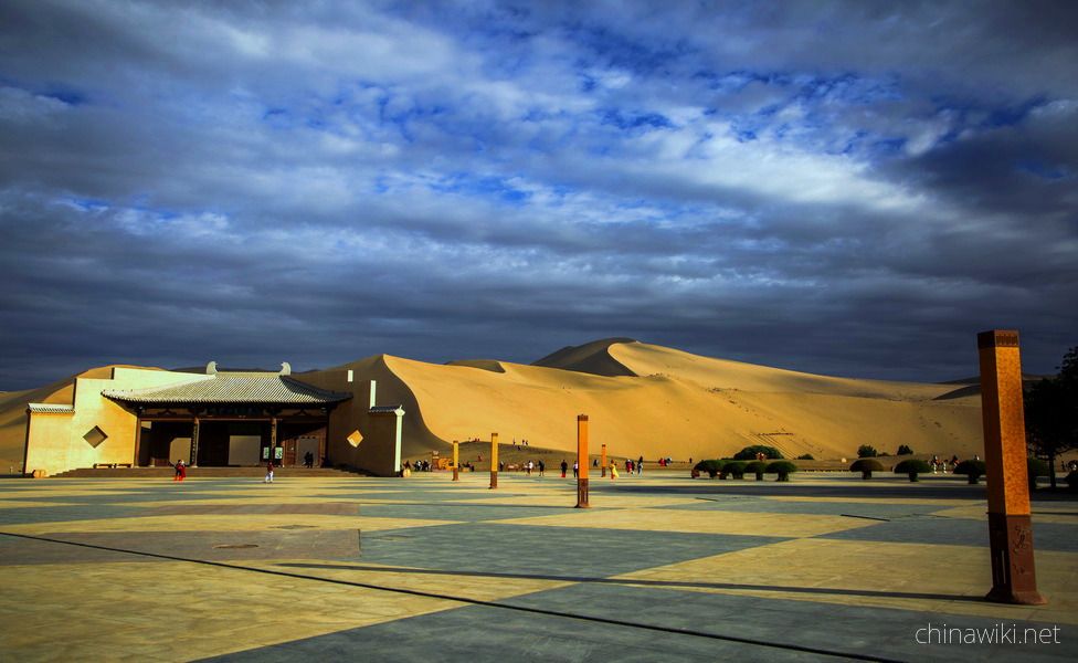 Mingyue Square memorial archway